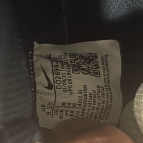 Hi top Nikes - Picture 2 of 4